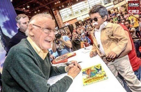Stan Lee conhecendo seu mini-cosplay. Quem parece mais feliz?